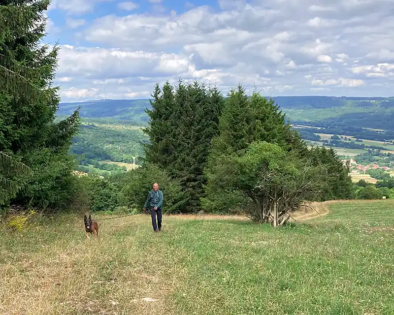 Wandern mit Hund in der Rhön.